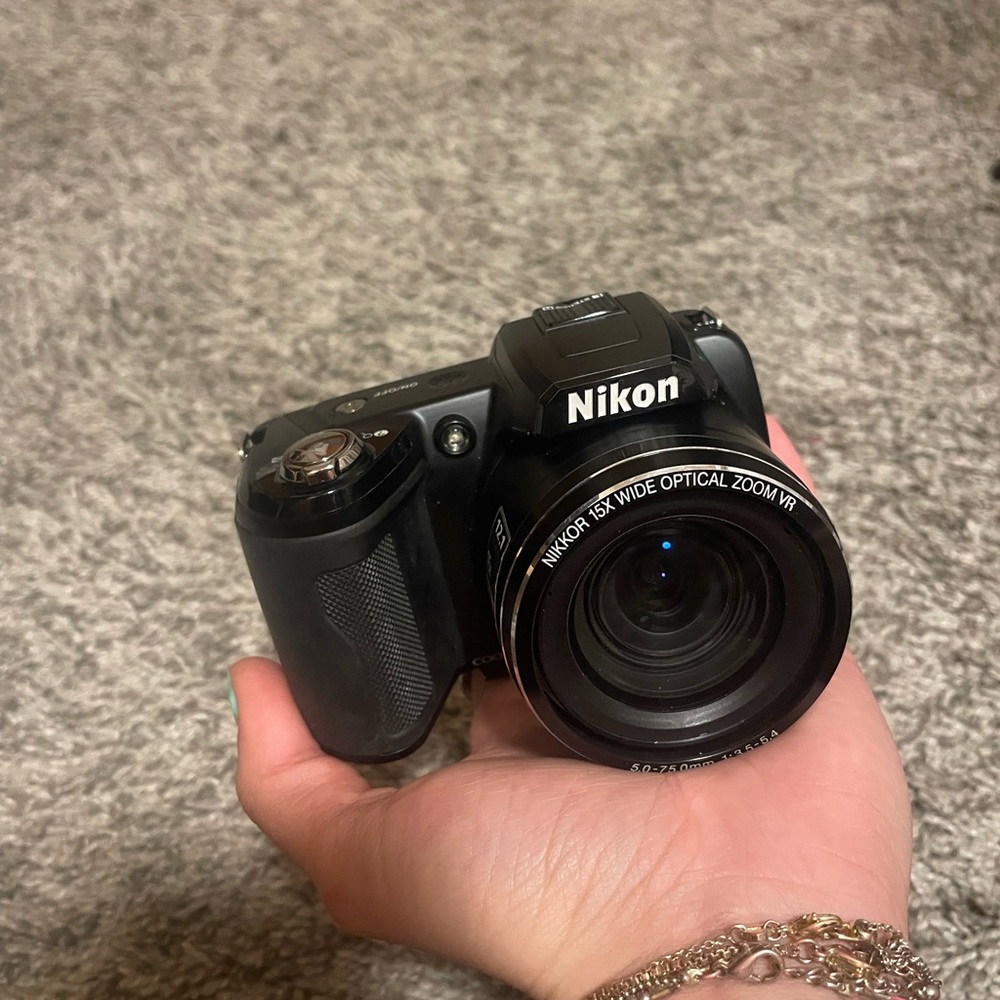 Nikon Camera (DOES NOT TURN ON)